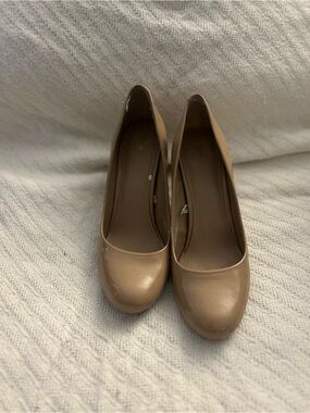 Classic Women's Nude Round-Toe Pumps